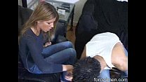 video 怠惰な奴隷は彼の罰の一部として彼の愛人の靴下のにおいをかぐ sex
