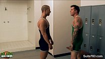 video возбужденные спортсмены трахаются в тройничке в раздевалке sex