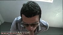 video сексуальное подтянутое тело гуляет обнаженным по переполненному пляжу sex