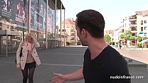 video хорошенькую французскую блондинку жестко трахнули в киску и заткнули дилдо в киску sex