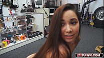 video сладкая возбужденная крошка обожает сосать большие хуи sex