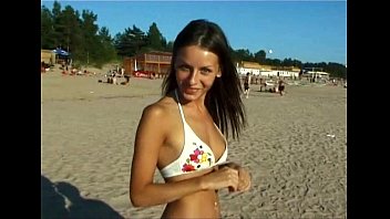 video эта юная нудистка раздевается догола на общественном пляже sex