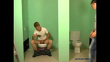 video 公衆トイレでイケメンファック sex