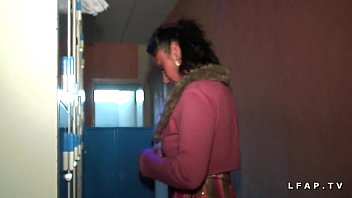 video французский распутник насиловал в сауне в тройничке с папи вуайеристом sex