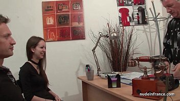 video любительский анальный кастинг на диване худенькой француженки в чулках sex