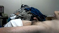 video она заходит в комнату чтобы повесить белье и остается пока я записываю это sex