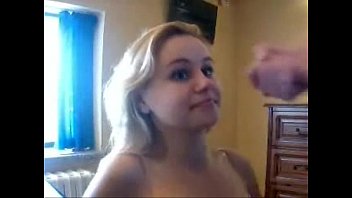 video ブロンドの女の子は彼女の顔に吸うと絶頂 sex