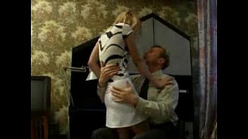 video プライベートレッスンは彼女の先生によるティーンdに変わります sex
