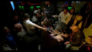 video 金髪は破壊されたリーシュを持ち込んだ sex