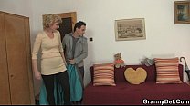 video молодой парень снимает старую блондинку и трахает ее sex