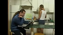 video britishteenの娘がセックスのためにキッチンで父親を誘惑する sex