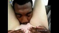 video かわいい猫は車の中で巨大な黒いコックを取得します sex