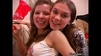 video いたずらレズビアンの女の子 sex