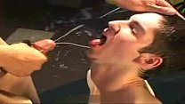 video かわいい男のために小便と性交 sex