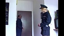 video 黒のストッキングで制服を着た金髪 sex