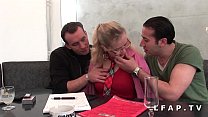 video красивая французская шлюшка с большими сиськами получает двойное проникновение в ее большую задницу sex