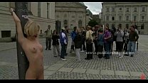 video ブルネットのかわい子ちゃんは公共の場でシューをなめる sex