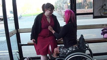 video バス停で点滅するリアカプリスと彼女のレズビアンの恋人 sex