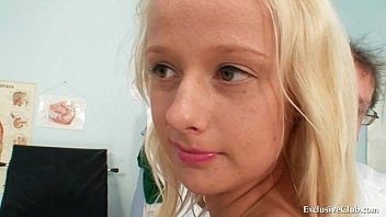video 魅力的なセクシーなブロンドの膣検査 sex