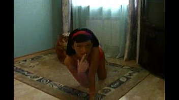 video тугая брюнетка трет ее комок sex