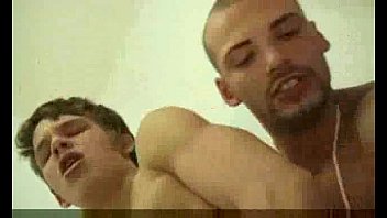 video возбужденный твинк с мускулистым пареньком занимается сексом без презерватива в праге praguefan sex