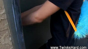 video анальные твинки эмо после того как его мама застукала его за избиением своего учителя кайлера sex