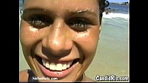 video ビキニのラティーナがビーチでおっぱいを点滅させる sex