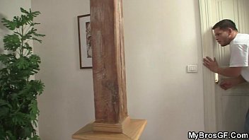 video 賢い男は彼の兄弟のgfを強打します sex