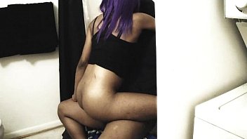 video 紫髪黒エモが公衆トイレでディックハードに乗る sex