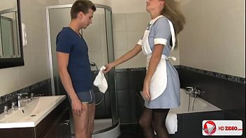 video возбужденная молодая блондинка медсестра соблазняет своего пациента и дает ему трахнуть ее в попку sex