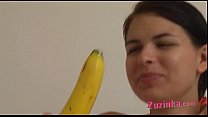 video ハウツー若いブルネットの女の子がバナナを使って教える sex