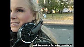 video ブロンドのパーティーの女の子は屋外のクソが大好きです sex