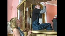 video ホット熟女ジェニファーは修理工をファック sex