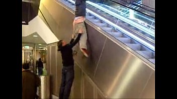 video 男はエスコレーターの側に上がり途中で喘ぎますいいお尻 sex