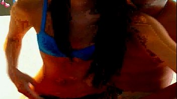 video schönes junges mädchen saugt den schwanz ihres freundes sex