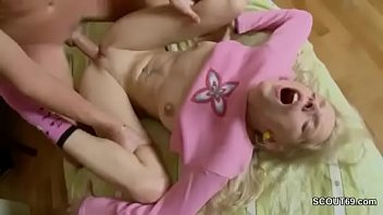 video сестра потеряла девственницу с помощью собственного сводного брата sex