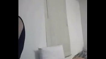 video сексуальная девушка соблазняет раздеванием перед вебкамерой sex