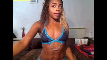 video ウェブカメラで彼女の熱いお尻を示す美しいブルネット sex