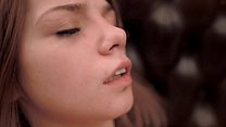 video симпатичная лорин массирует свой большой клитор настоящий оргазм sex