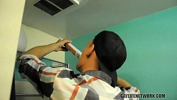 video 配管工はシンクを修正する以上のことをします sex