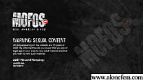 video 成熟した妻は2本のコックを吸って手コキをします sex