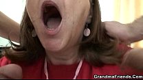 video 成熟した上司はオフィスで2本のコックを取ります sex