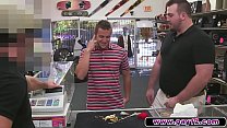 video горячий парень убежден пососать члены в бэкофисе sex