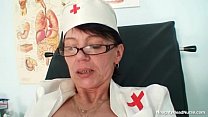 video пожилая мама носит очки и латексную форму в любительском видео sex