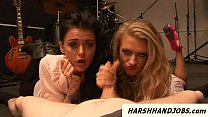 video 2人の英国のギャルは男を一生懸命に働きます sex