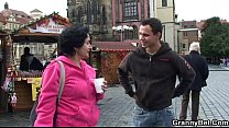 video старого туриста поднимают и привинчивают на полу sex