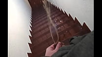 video 地下鉄の階段をおしっこする sex