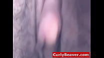video 毛むくじゃらオマンコと巨大なクリトリスを持つアマチュアの女の子は自慰行為をします sex