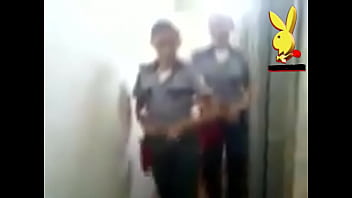 video 女性警察は制服を着てひもを見せてびっくりしています sex