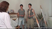 video шаловливая бабушка принимает два молодых хуя sex